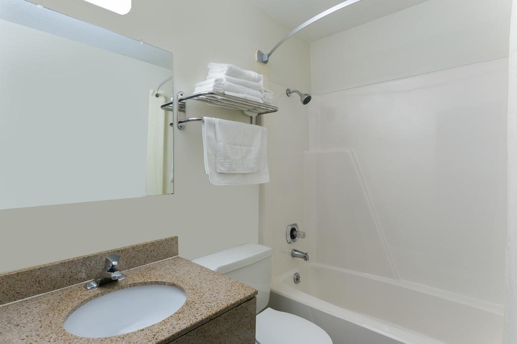 Queen Room - Mobility Access/Non-Smoking