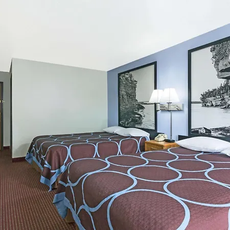 Super 8 By Wyndham Wisconsin Dells-3